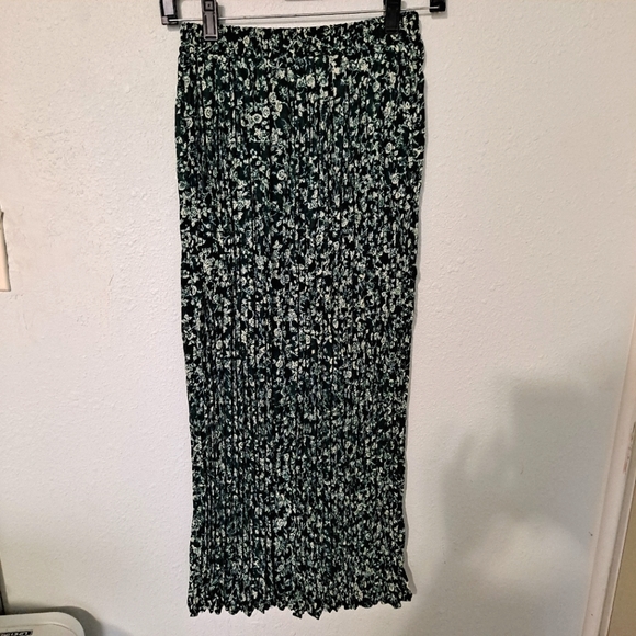 Elyeés Dresses & Skirts - Vintage Elyees Green Floral Long Skirt